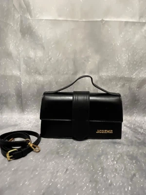 Jacqemus bag - Väldigt fin Jacqemus väska i nytt skick. Färgen svart med guldiga detaljer. Bälte ingår så du kan ha den som en axelväska🙌🏼 Priset kan diskuteras vid snabb affär🤝 fraktar så fort jag kan🙌🏼
