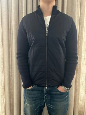 Blå Massimo Dutti cardigan - S  - Mycket bra skick, inga defekter. Modellen på bilden är ca 180 cm lång. Har du frågor tveka då inte på att höra av dig🙌