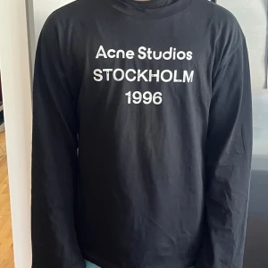 Svart Acne Studios long sleve - 🤍 Acne Studios – svart (M)  Acne Studios hoodie svart – storlek M  Stilren och clean hoodie i svart, väldigt lätt att matcha. Perfekt passform (lätt oversize).  ✔️ Skick: Ny ✔️ Hög kvalitet  💸 Pris kan diskuteras
