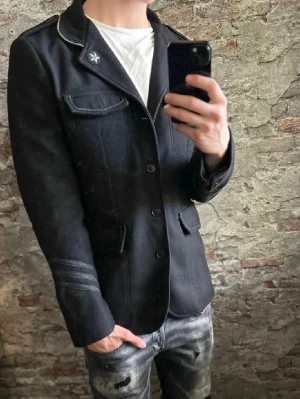 Zadig & voltaier jacka  - Mycket bra skick, inga defekter, storleken är L men passar M passar dig som är 180-190cm, nypris 5000k, modellen är 185 cm/ 79 kg, hör av vid frågor. 