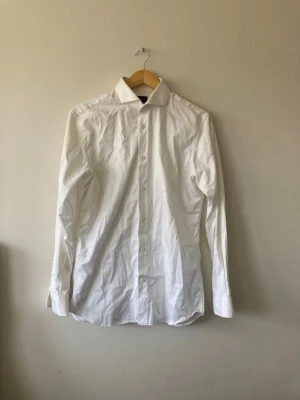 Klassisk vit skjorta med knappar 🤍 - Säljer en fin skjorta i storlek M. Den är inte andvänd så mycket och syns inte att man har andvänt den. 🫶🏻