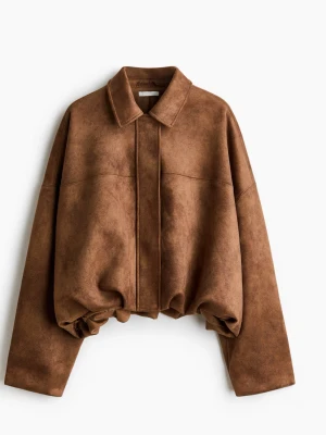 Hm Brun oversized jacka i mockaimitation - Säljer denna populära och slutsålda bruna oversized jacka i mjuk mockaimitation med klassisk krage och dold dragkedja framtill. Jackan har avslappnad passform och långa ärmar, perfekt för lager på lager. Passar dig som gillar en chill och trendig stil. Säljer den då jag köpte två, helt oanvänd med prislapp kvar