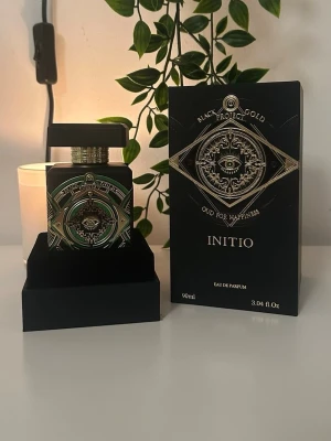 Initio Oud For Happiness EdP 90ml - Initio Oud For Happiness är en exklusiv parfym i serien Black Gold Project. Flaskan är svart med detaljer i guld och grönt, prydd med ett mystiskt öga och dekorativa mönster. Kommer i en lyxig svart kartong med samma design. Eau de Parfum, 90 ml.