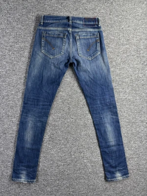Dondup George jeans – storlek 30 - Riktigt snygga jeans från Dondup i modellen George. Slimmad passform med stilrena detaljer och snygg tvätt – perfekt för en clean men samtidigt edgy look. 📏 Storlek: 30 📐 Mått visas i bilderna ✨ Skick: Bra skick – se bilder Ett par premium jeans som passar perfekt till både streetwear och mer uppklädda outfits. 💸 Följ mig så får du 10% rabatt på köpet! 