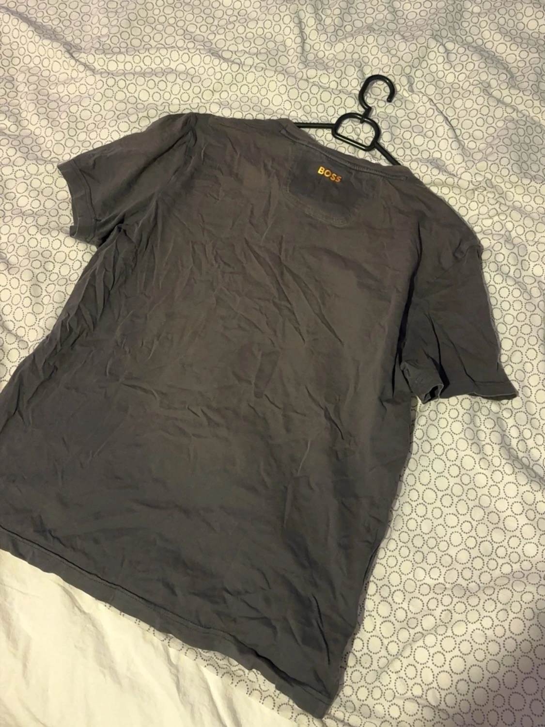 Grå BOSS t-shirt med gul text - 2