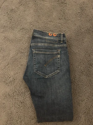 Dondup George  - Sjukt fint skick. Storlek W33. Nypris ca 4000 mitt pris 999. Hör av dig vid minsta lilla fundering! 