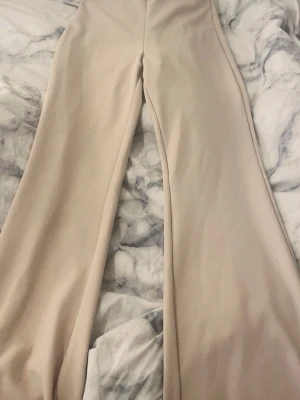 Beiga kostymbyxor  - Jag säljer dessa kostymbyxor eftersom det inte kommer till användning mer. Storlek S men passar även xs