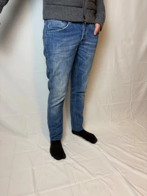Dondup George jeans blå - Skick: 8/10 snygg tvätt och snygg passform! Modellen är 174cm och väger 63kg plagg nmr 33