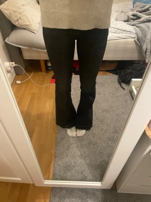 Svarta bootcut jeans  - Säljer ett par svarta bootcut low waist jeans. Jeansen har en snygg utsvängd passform från knät och ner. Köpte de på stradivarius. Skriv om du har några frågor! 