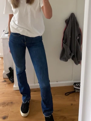 Flare jeans - Snygg blå flare jeans från Zara. Jag har klippt en lite slits på sidan, samt sprättat upp längst ner, som man kan se på bilden. Dessa är i st 32 men jag har st 36 och kan nästan ha dem men dem är väldigt tajta på mig så man får inte en rättvis bild. Jag är 175, skulle säga att den passar för lite kortare