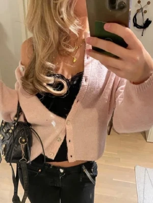 Ljusrosa kofta från Gina Tricot - Supersöt ljusrosa kofta från Gina Tricot med rund halsringning och knappar framtill. 