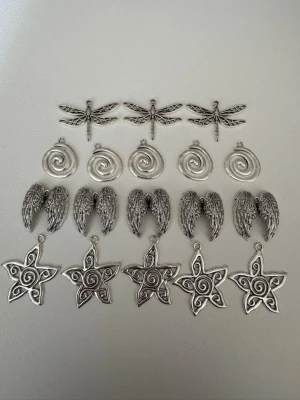 18 populära berlocker  - Försöker sälja av allt material som jag har för att tillverka smycken. Lägger ut lite eftersom . Säg gärna till om du vill köpa större mängder 