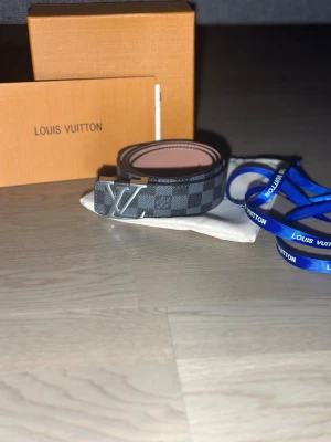 Bälte - Helt ny 125 cm lång box följer med, om du har frågor eller vill ha ner bilder så är de bara att skriva. 