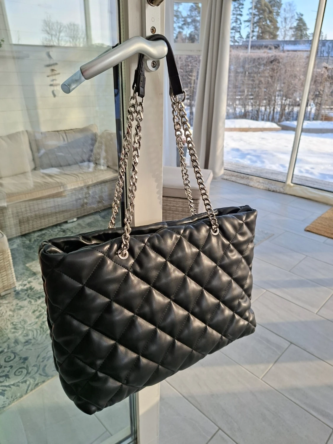 Svart quiltad handväska med kedjerem