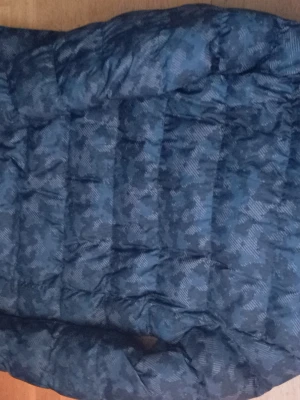 Mörkblå pufferjacka Vinson Original - Säljer en mörkblå pufferjacka från Vinson Original med huva och dragkedja. Jackan har ett diskret rutmönster, tryck med siffran 23 och logga på bröstet. Perfekt för kalla dagar och riktigt skön att bära.