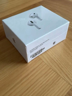Airpods pro 3 - Säljer ett par vita Apple AirPods Pro 3 i originalförpackning. Trådlösa in-ear hörlurar med stilren och kompakt design. Perfekta för dig som vill ha grymt ljud och smidig anslutning till din iPhone eller andra Apple-enheter.