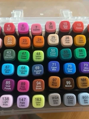 60-pack designpennor i plastlåda - Säljer ett set med 60 designpennor i olika färger, perfekt för teckning och illustration. Pennorna kommer i en genomskinlig plastlåda med handtag och har färgkodade lock för enkel översikt. Färgerna varierar från rött, blått, grönt till grått och beige.