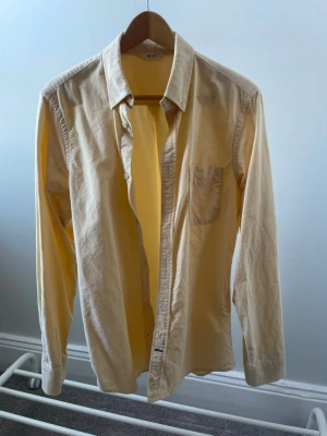 Gul skjorta från NN07 - Ljusgul skjorta från NN07 i storlek S. Mycket fint skick. Pris kan diskuteras 