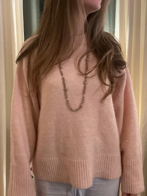 Ljusrosa oversized stickad tröja - Säljer denna supersöta ljusrosa stickad tröja!!🩷🩷