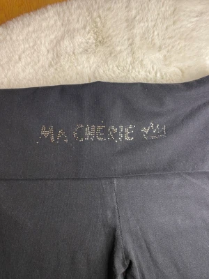 Yoga pants ma cherie 158-264 - Säljer ett par ma cherie yoga pants från Gina. Några paljetter har fallit av, men syns inte mycket alls! Storlek 158-164