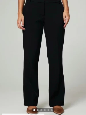 Svarta kostymbyxor - Bikbok Vera  - Säljer ett par klassiska svarta kostymbyxor med raka ben och midjehällor. Byxorna är från Bikbok och modellen heter Vera . SKRIV FÖR BÄTTRE BILDER