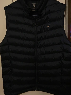 Svart dunväst från GANT - Snygg mörkblå gant väst som är perfekt till våren hör gärna av dig om du är intresserad !!