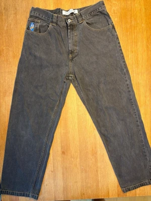 POLAR skate  93’ modell jeans - Polar skate jeans med modellen 93’. Skön loose/baggy passform, med en brodyr på ena fickan och gylf med dragkedja.