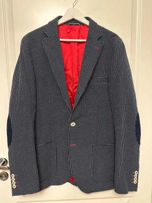 Blå kavaj från El Ganso - Blå El Ganso kavaj, strl 54, passar 52-54. Hundtand mönster. Ärmlängd (cm) 69. Axelbredd (cm) 48.