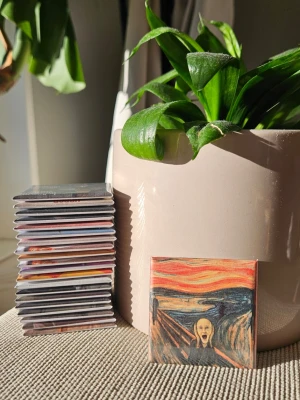 Kylskåpsmagnet med rolig Solsidan tema - A perfect gift for someone who likes Solsidan, Ove or just wants to make their fridge cool again. Available in size 50x50mm. All magnets are designed and handmade by me.  Materials used are a mix of new and second hand. Shopify: magnet-man-2.myshopify.com Insta: magnet.man_  /Magnet man