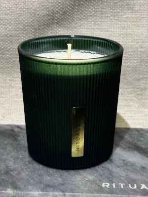 Nytt! Doftljus Rituals The Ritual of Jing - Helt nytt! 140gr. Säljer ett snyggt doftljus från Rituals, The Ritual of Jing. Ljusbehållaren är mörkgrön med räfflad yta och har en guldfärgad etikett. Innehåller 140g och passar perfekt för att skapa mysig stämning hemma.