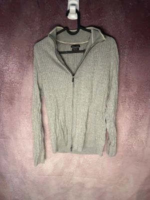 Massimo dutti full-zip tröja - Mycket fint skick | Size S | fraktar inom 24 timmar | för att köpa klicka ”köp nu” | vid frågor eller funderingar skriv en meddelande | följare får bättre rabatter🙌