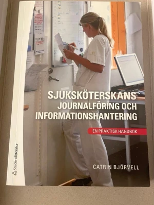 Sjuksköterskans journalföring bok - Säljer boken 'Sjuksköterskans journalföring och informationshantering' av Catrin Björvell. Praktisk handbok för sjuksköterskor, med fokus på dokumentation och informationshantering. Mjukpärm, vit och grå omslagsdesign med bild på sjuksköterska. Perfekt för vårdutbildning.