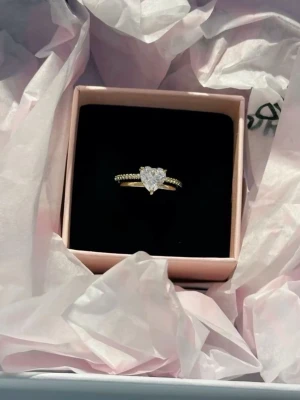 Pandora ring - Säljer min pandora ring, nypris 1800 kr säljer för 500 kr💕har lagt den billigaste frakten