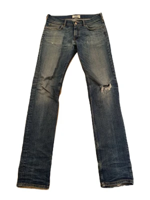 Acne Studios sample jeans (NOT FOR RESALE) - En riktigt holy grail, ett par Acne Studios sample jeans från 2009. Skick 7/10 jeansen är gamla men har ändå hållt opp väldigt fint. Storleken är oklar men dom sitter som 32/34. På insidan av fickan så stod det Acne Studios sample jeans (se bild) men texten har tyvärr försvunnit i tvätten. Jag vet otroligt dumt beslut av mig, men jeansen var otroligt smutsiga när jag fick dom. Kom dm för fler frågor osv! 