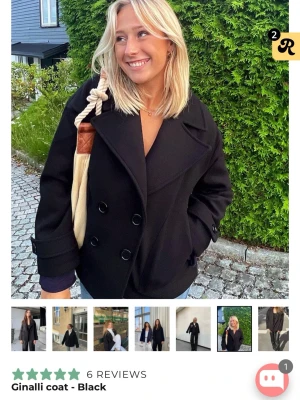 Design by Si kappa - Säljer den populära snygga kappan från Design by Si. Färgen är svart i storleken XS/S och dubbelknäppning framtill. Kappan har lite tjockare tyg som passar perfekt till kyligare dagar. Klassisk design som funkar till många olika looks.