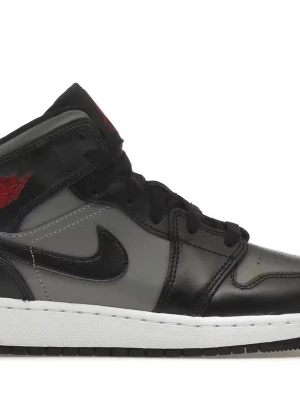 Nike Air Jordan 1 Mid svart/grå, DM för bilder  - Säljer ett par Nike Air Jordan 1 Mid sneakers i svart och grått med klassisk Swoosh på sidan. Skorna har snörning, röd logga på ankeln och är tillverkade i skinn med vit sula. Perfekta för dig som gillar streetwear och ikonisk design.