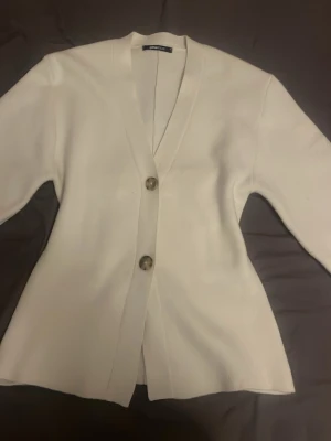 Beige kofta från Gina tricot  - En ny kofta , använd 2-3 gånger med varmt material. 