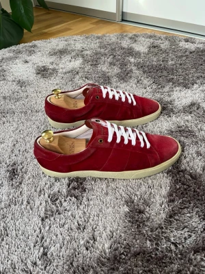 Intressekoll!  - Tänkte kolla lite intresse på diverse saker. 2st Jacob Cohen jeans, olika size och skick. 1 grå cashmere hoodie, size M från John Henric. 1 svart merino hoodie från William de faye, och till sist ett par röda Saint Laurent sneakers, size 46. För frågor och funderingar om någon vara är det bara att skriva! Kom gärna med prisförslag.