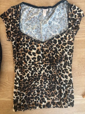 Nelly topp - Leopard topp från Nelly 