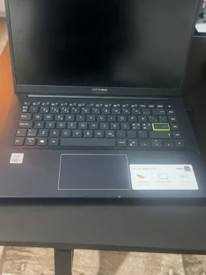 ASUS VivoBook bärbar dator - Snygg ASUS VivoBook laptop i matt svart färg med stilren design. Tangentbordet har en markerad Enter-knapp och stor touchpad. Utrustad med Intel Core i3-processor och tunn, lätt konstruktion i metall. Perfekt för studier, surf och streaming.