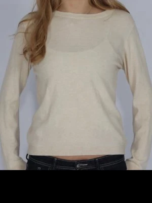 Beige stickad tröja med rund hals - En enkel och stilren beige stickad tröja med rund halsringning och långa ärmar. Tröjan har en rak passform och ribbade muddar vid ärmslut och nederkant. Perfekt att matcha med jeans eller kjol för en clean look.