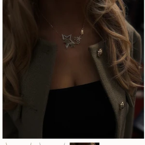 Snyggt stjärnhalsband - Unikt halsband i silver från Ioaku med flera stjärnformade hängen. Kedjan är tunn. Perfekt för dig som gillar snygga unika smycken. Aldrig använt. Fick för några månader sen. Pris kan diskuteras vid snabb affär!💞