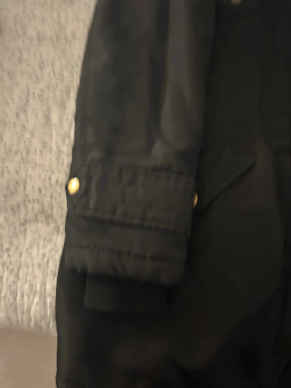 Svart parkasjacka med huva - 1