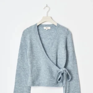 Ljusblå omlottkofta Gina  - Superfin omlott kofta från Gina i storlek xs🫶🏼🥹 passar super nu när det är kallare och är supersöt☃️ skriv om ni har frågor 💞