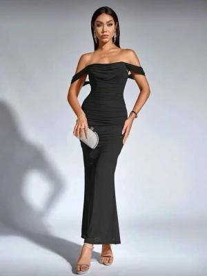 Svart offshoulder långklänning - Snygg svart långklänning med offshoulder och figurnära passform. Klänningen har rynkade detaljer längs sidorna och en elegant axelbandslös design. Perfekt för dig som vill sticka ut med en stilren och modern look.