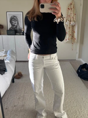 Vita jeans! - Superfina vita jeans från Zara. Använda ett fåtal gånger. Perfekta till våren och sommaren💛