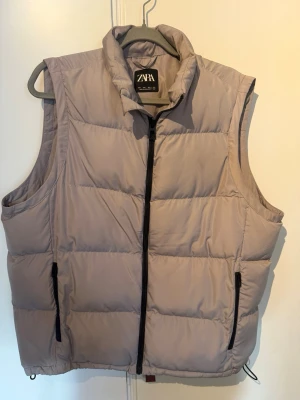 Zara väst  - En väst från Zara. I storlek L. Lite större passform! För övrigt i riktigt gott skick. Hör av er om eventuella frågor!