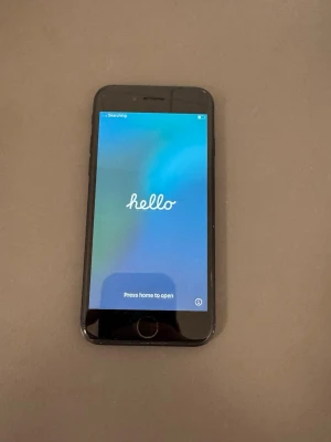 Svart iPhone 8 med hemknapp - Säljer en svart iPhone 8. Stilren, inga skador eller liknande. Perfekt första mobil. Top pris för en top mobil! Batteri hälsan ligger på 84% vilket klassas som normalt! Mobilen har använts i 1 månad. Pris kan diskuteras! 