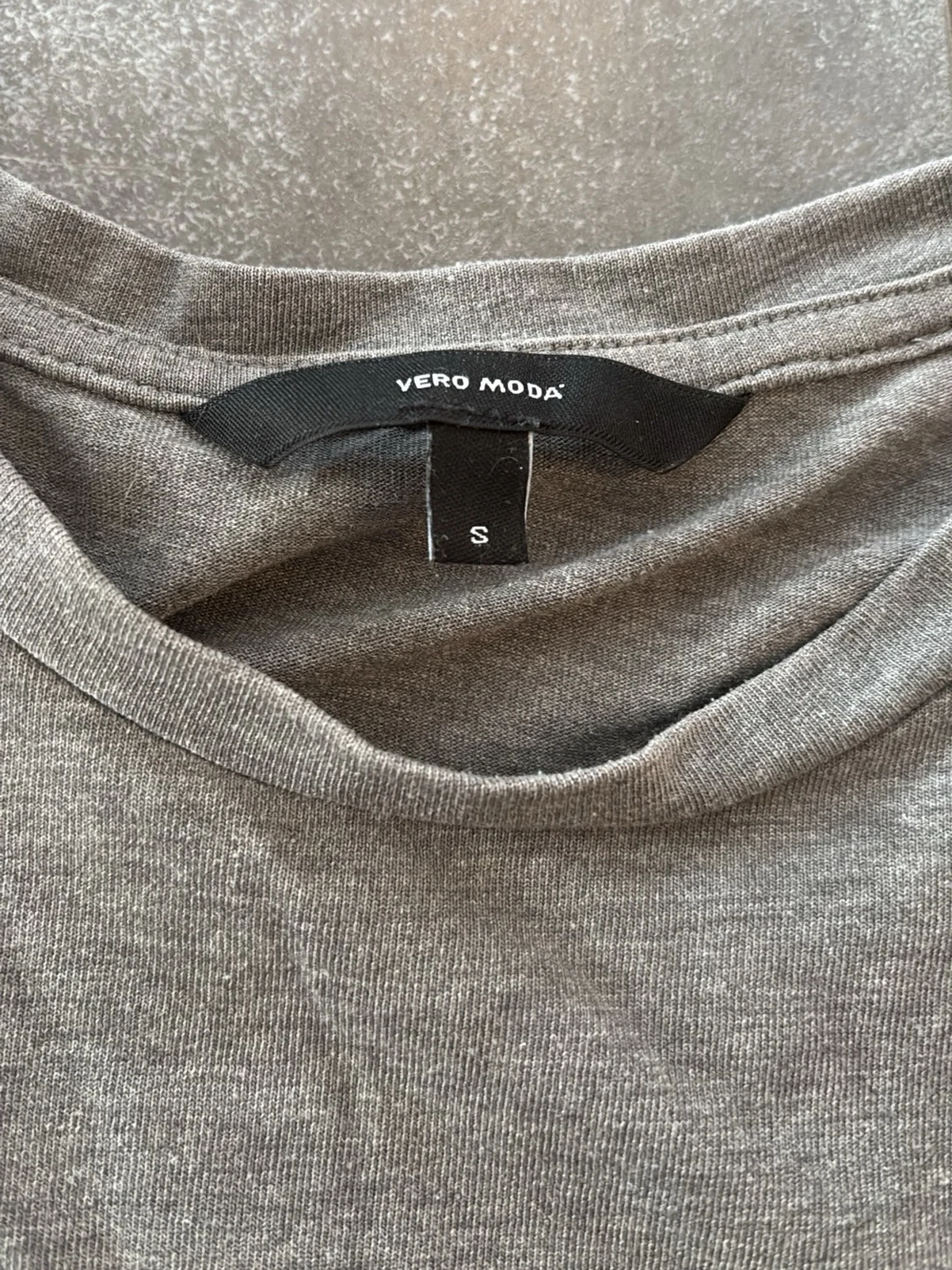 Grå t-shirt med volangdetalj - 2