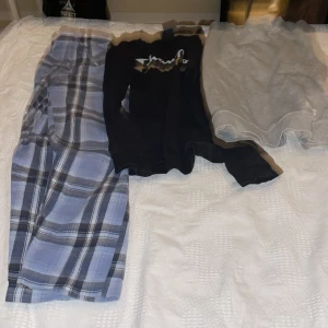 Klädpaket pojke - Säljer ett set med svart långärmad bomullströja  från Champion med vit logga framtill, en grå sweatshirt och ett par blå-rutiga pyjamasbyxor. Perfekt för chillkvällar hemma och riktigt skön passform.